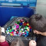 Τα μεταφερόμενα πλαστικά καπάκια στον μπλε κάδο από τους εθελοντές μαθητές ,στο 3ο Δ.Σ. Παλλήνης